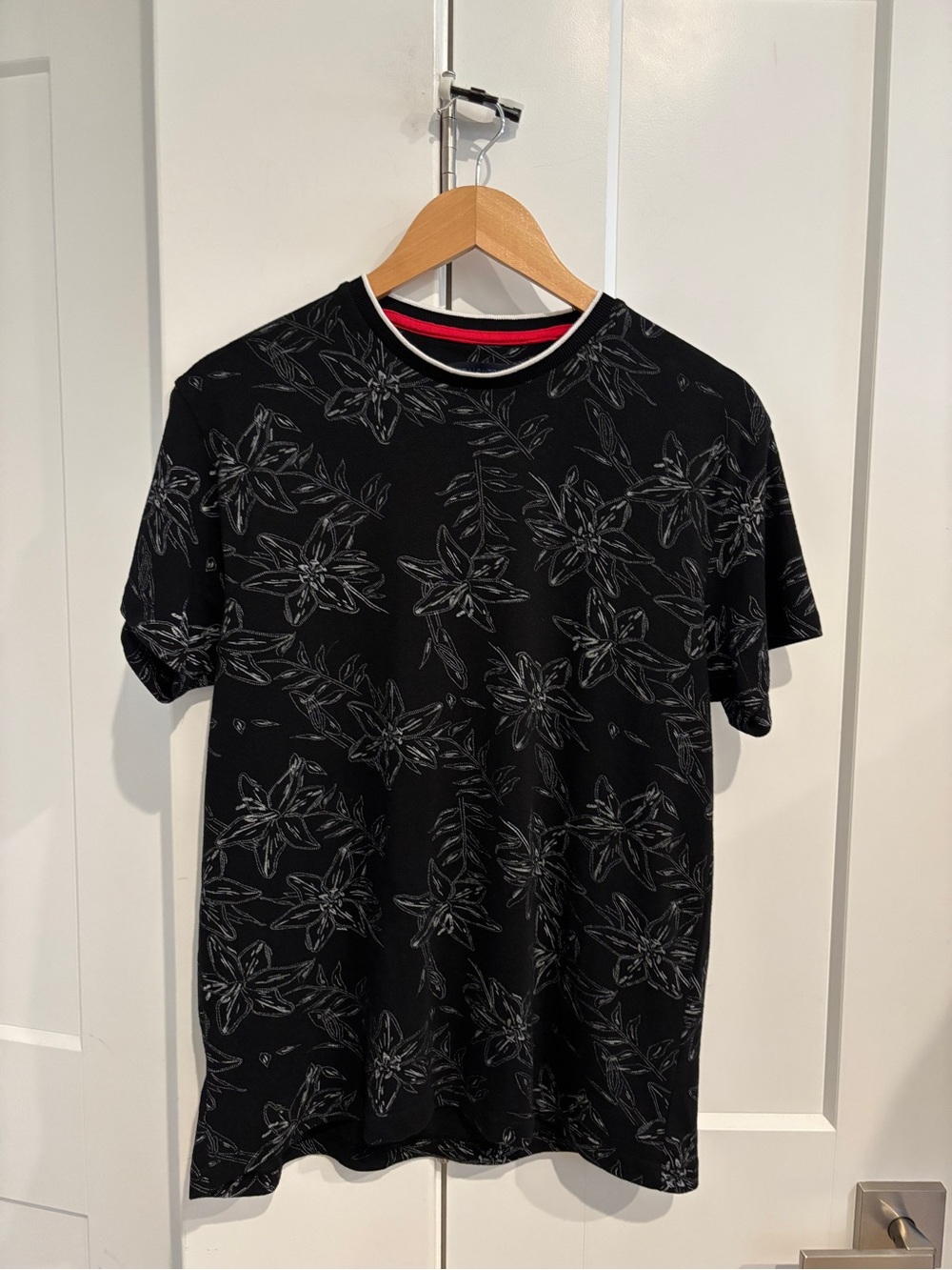 Men's Black Floral Short Sleeve Crew Tee. Size M